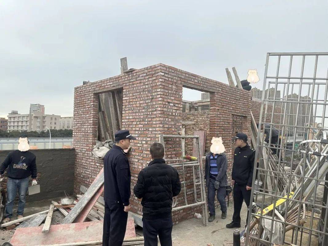 文保单位范围内违规搭建临时构筑物被查处现场
