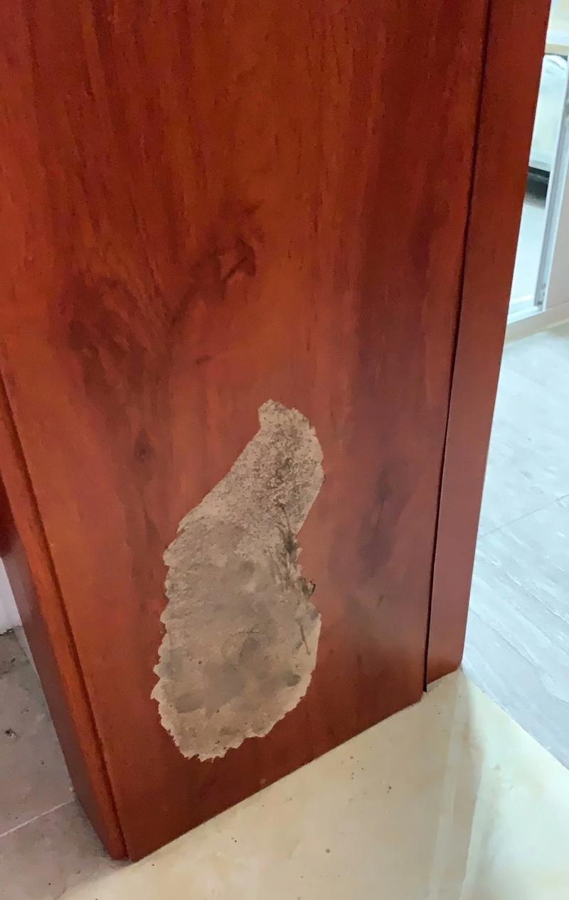 装修现场破损的成品门套实拍