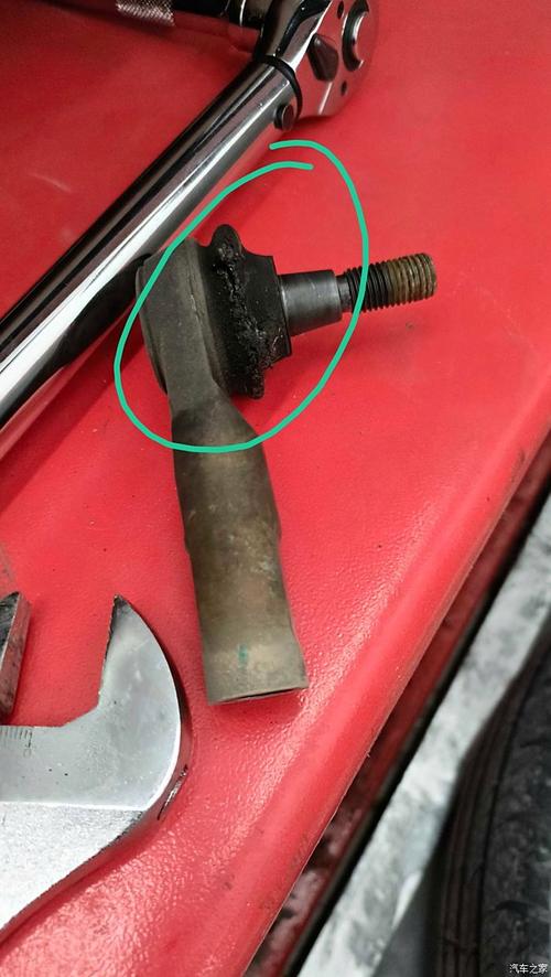 维修师傅用塞尺测量汽车球头磨损间隙