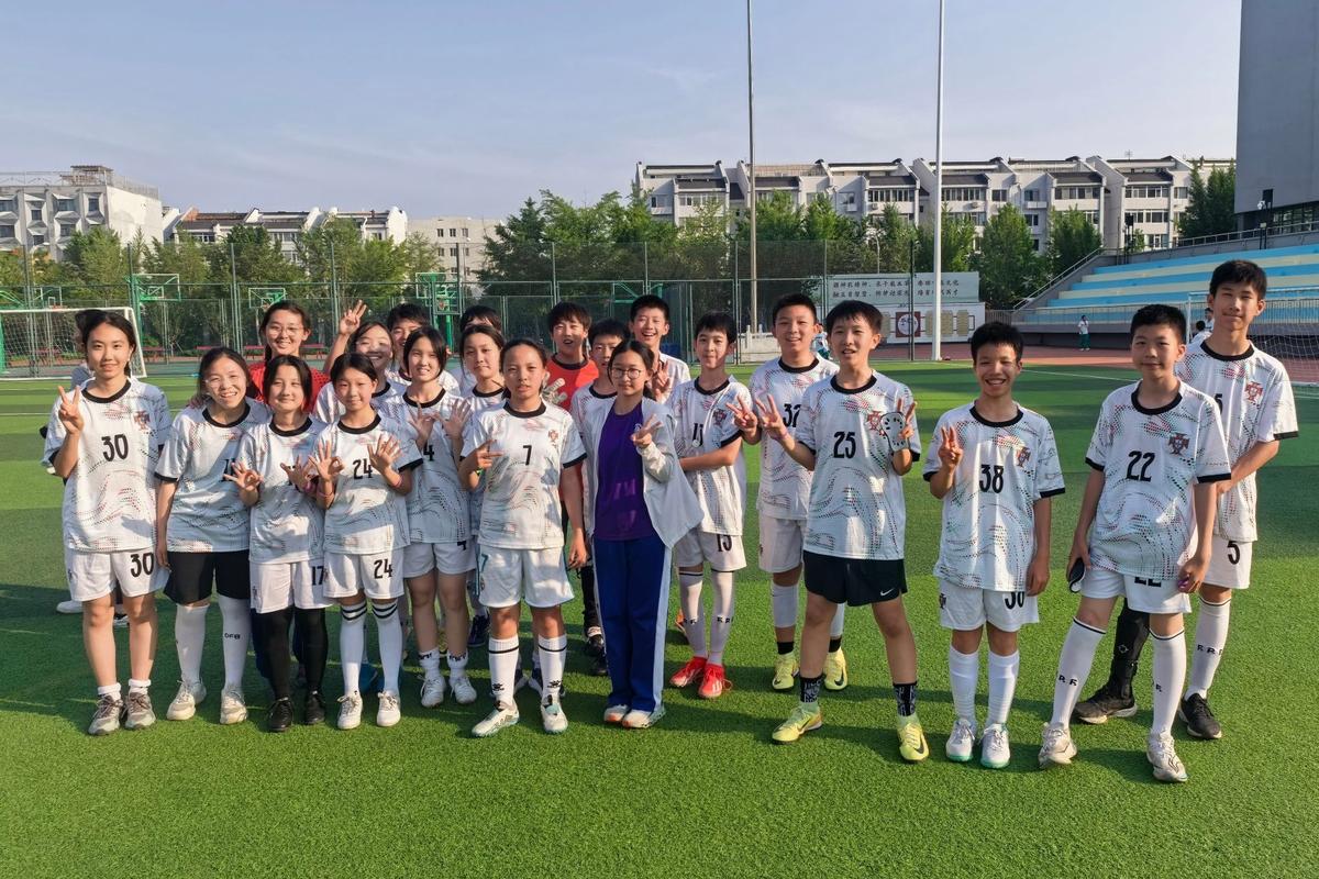 中学班级校园足球联赛赛后合影