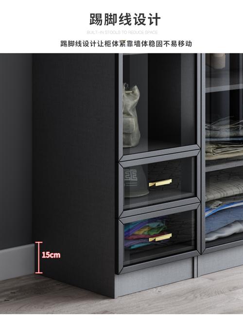 玻璃衣柜内部感应灯带展示黑色衣架红酒色衣物