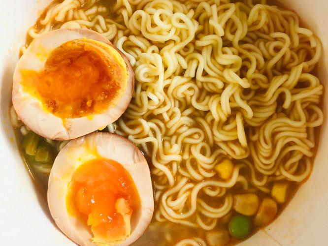 泡面浸溏心蛋切面特写