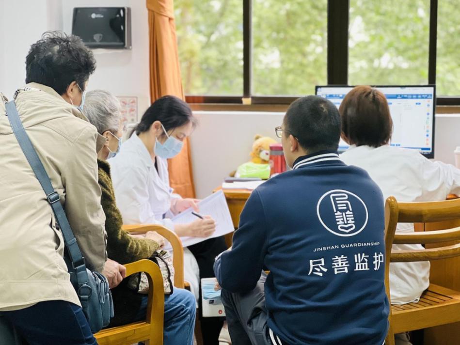 老人与子女在公证处咨询意定监护场景图