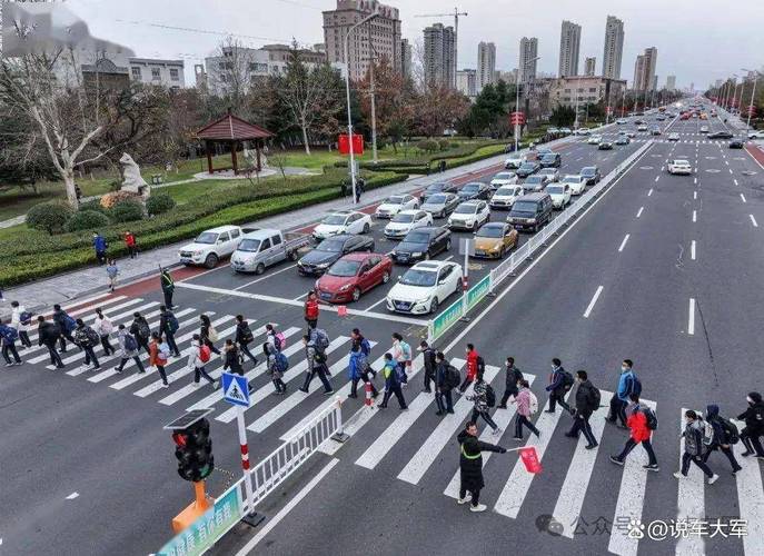 南京新街口路口自动驾驶车辆礼让行人实拍