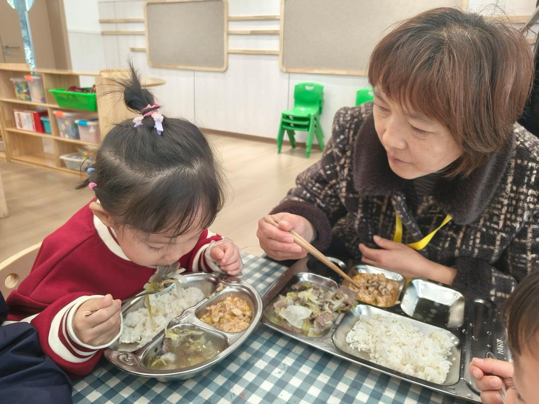 普通家庭餐桌幼儿夹菜场景