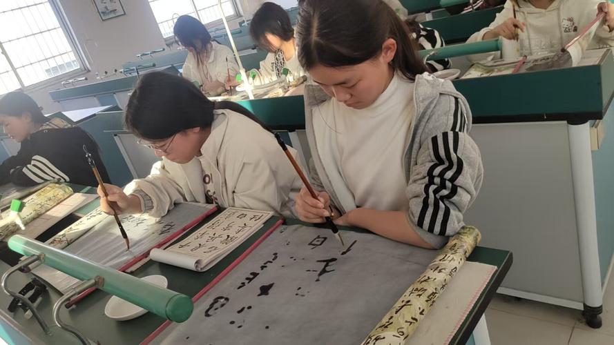 双减后中小学生课后社团活动教室场景