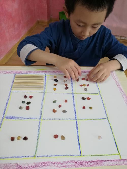 儿童客厅地面摆瓜子找数列规律