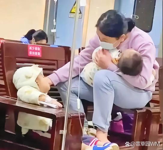 深夜儿童医院急诊新手妈妈抱娃场景