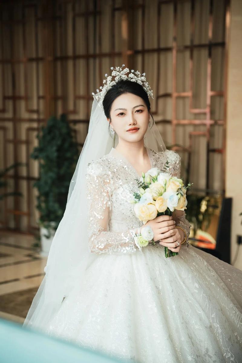 新娘佩戴简约喜帕搭配现代婚纱造型