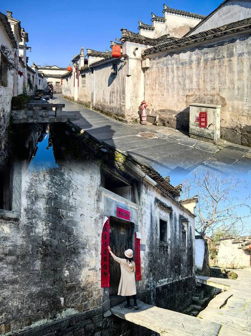 西递古镇石板路与婴儿车