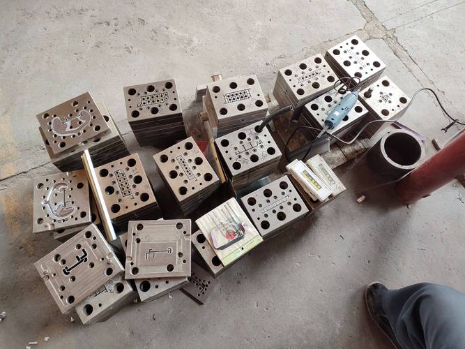 生产线上结焦堵塞的挤出模具