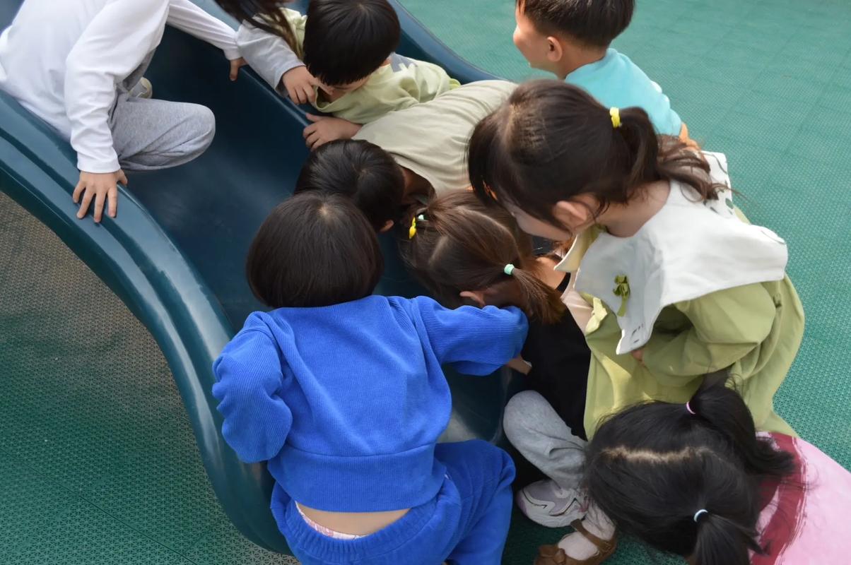 一个孩子在学校操场被几个孩子围住推搡