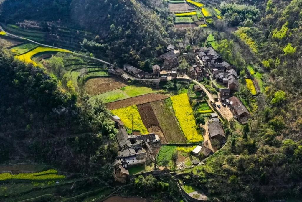 南漳观音岩山顶远眺荆山漳河春季远景