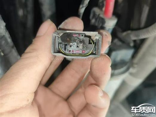 汽车主驾驶脚底进水锈蚀的BCM插头