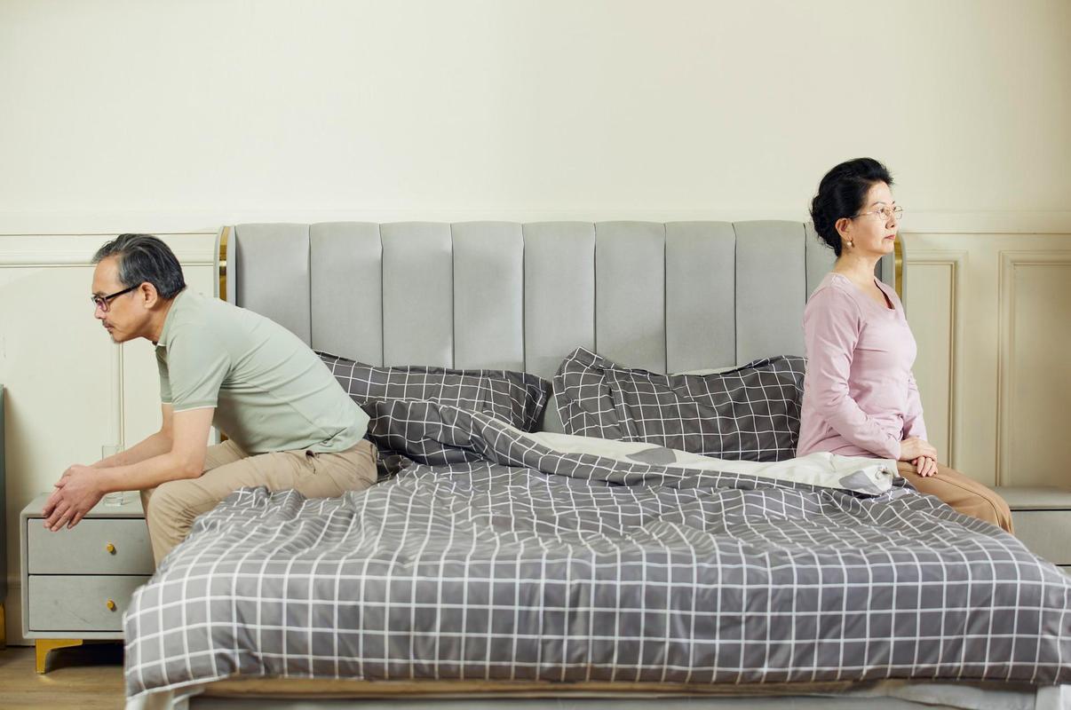 夫妻冷战分房睡客厅沙发实拍图