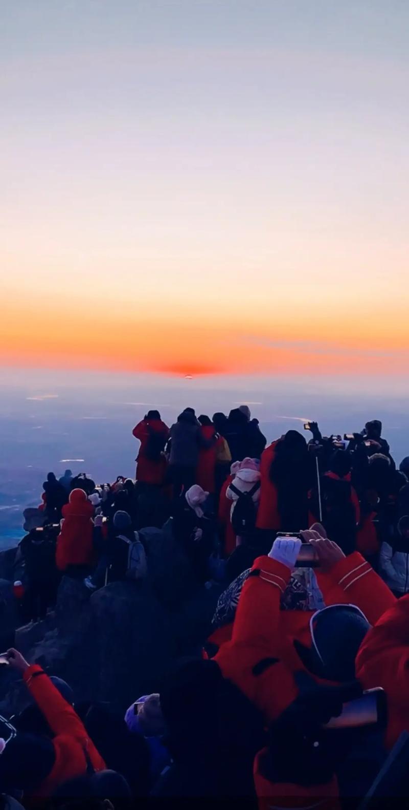 泰山山顶亲子观察大气分层实景图