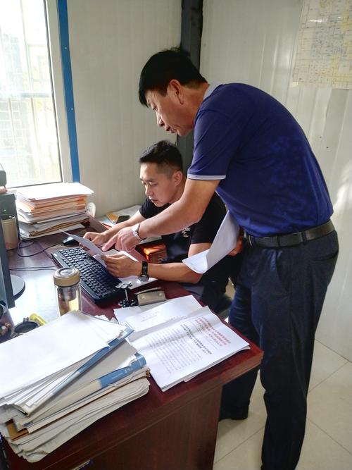 征地拆迁维权证据材料梳理办公场景