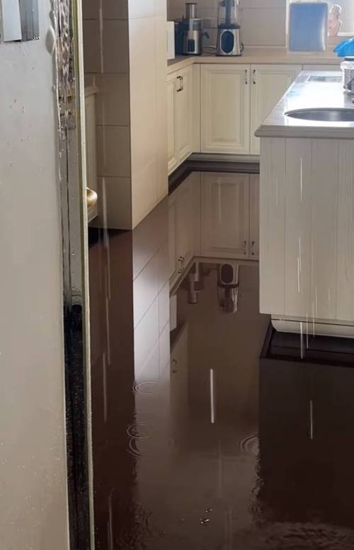 家庭厨房水管爆裂漫水的真实住户实拍
