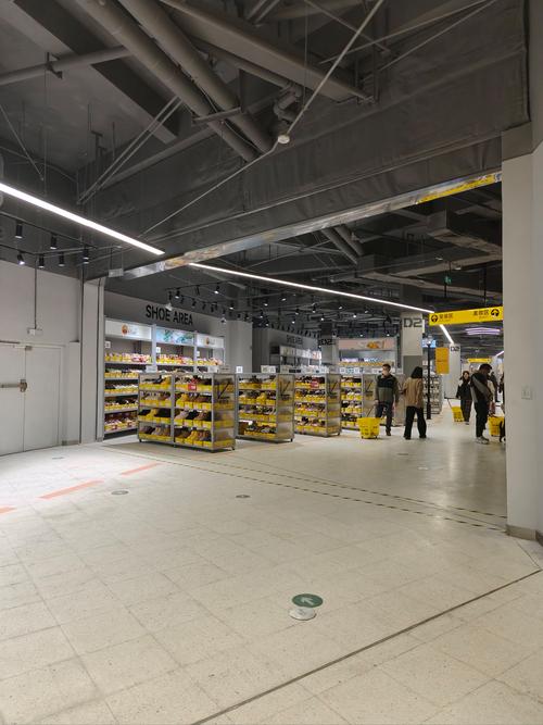成都低价团购物店内部