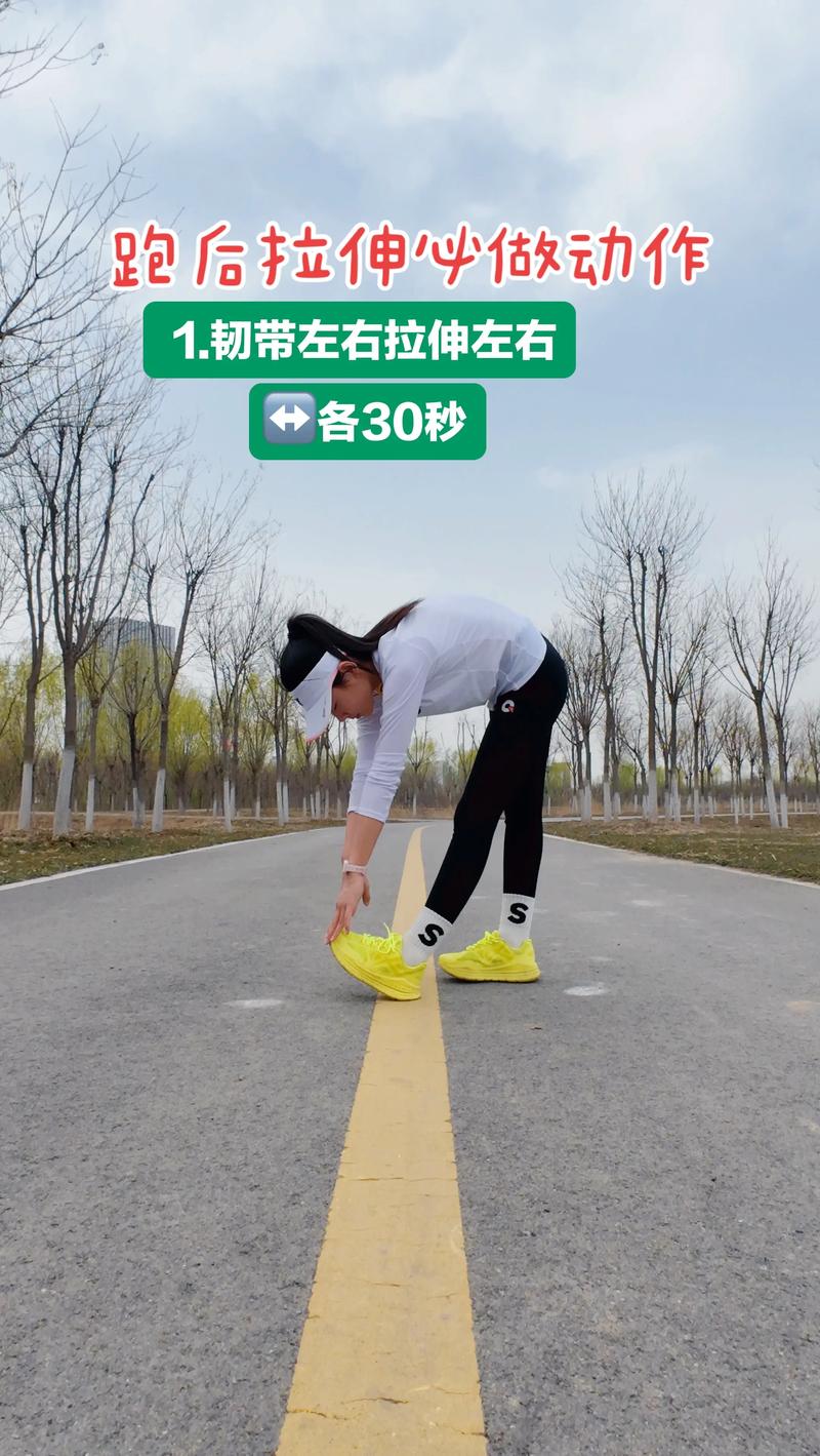 体考现场考生穿跑鞋热身拉伸