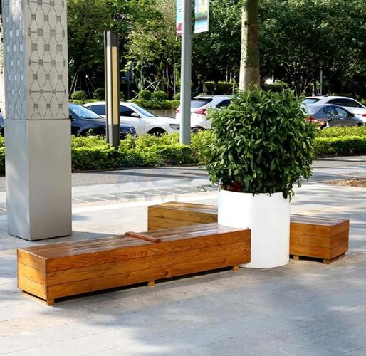 城市滨江绿地树荫下的木质休闲长椅