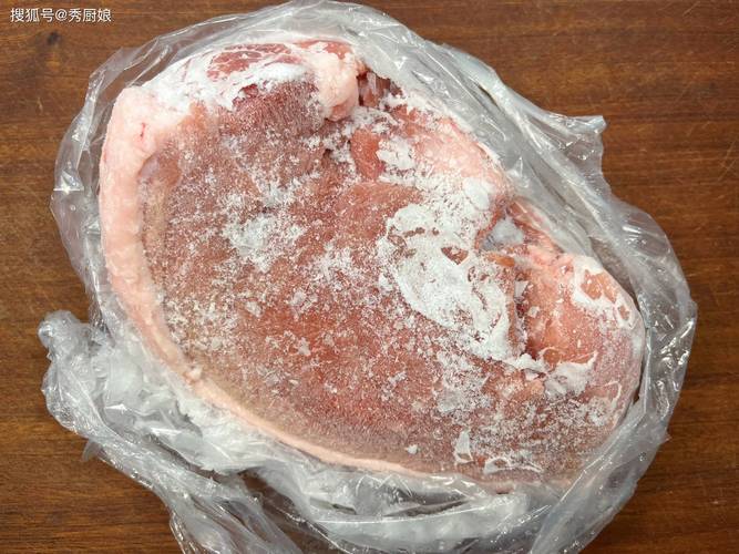 断电解冻后带冰碴的冻猪瘦肉
