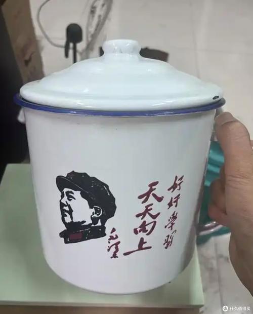 老巷口茶摊装凉茶的粗陶搪瓷茶缸