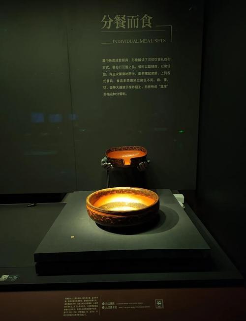 扬州西汉古墓出土漆耳杯