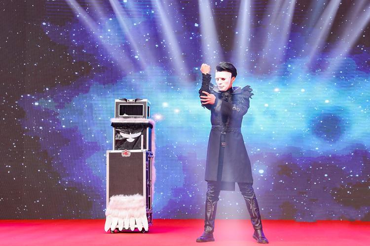 舞台魔术师白鸽出现瞬间表演照