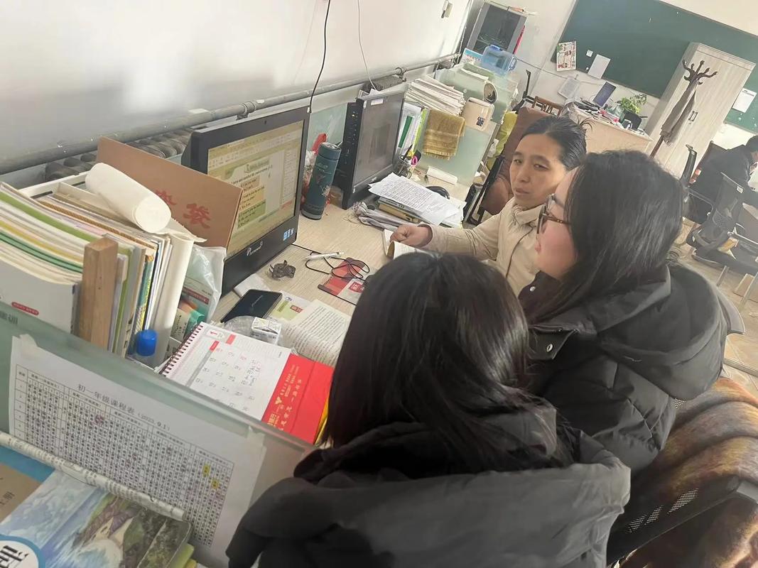 老教师手把手指导新教师备课的场景