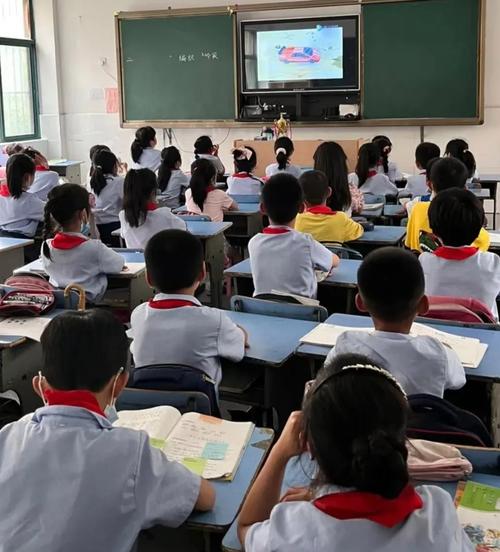 中小学教室角落学生独坐场景
