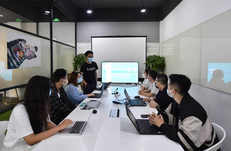 创业公司会议室加班改bug真实场景