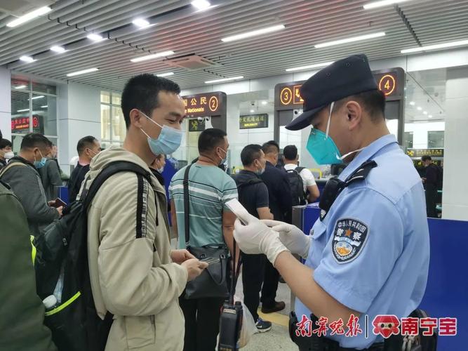 警察查验身份证场景