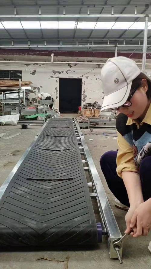 工厂输送线皮带跑偏调整现场实拍