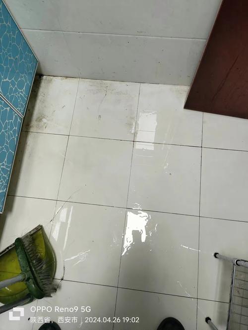 居家厨房角阀爆裂漏水现场实拍