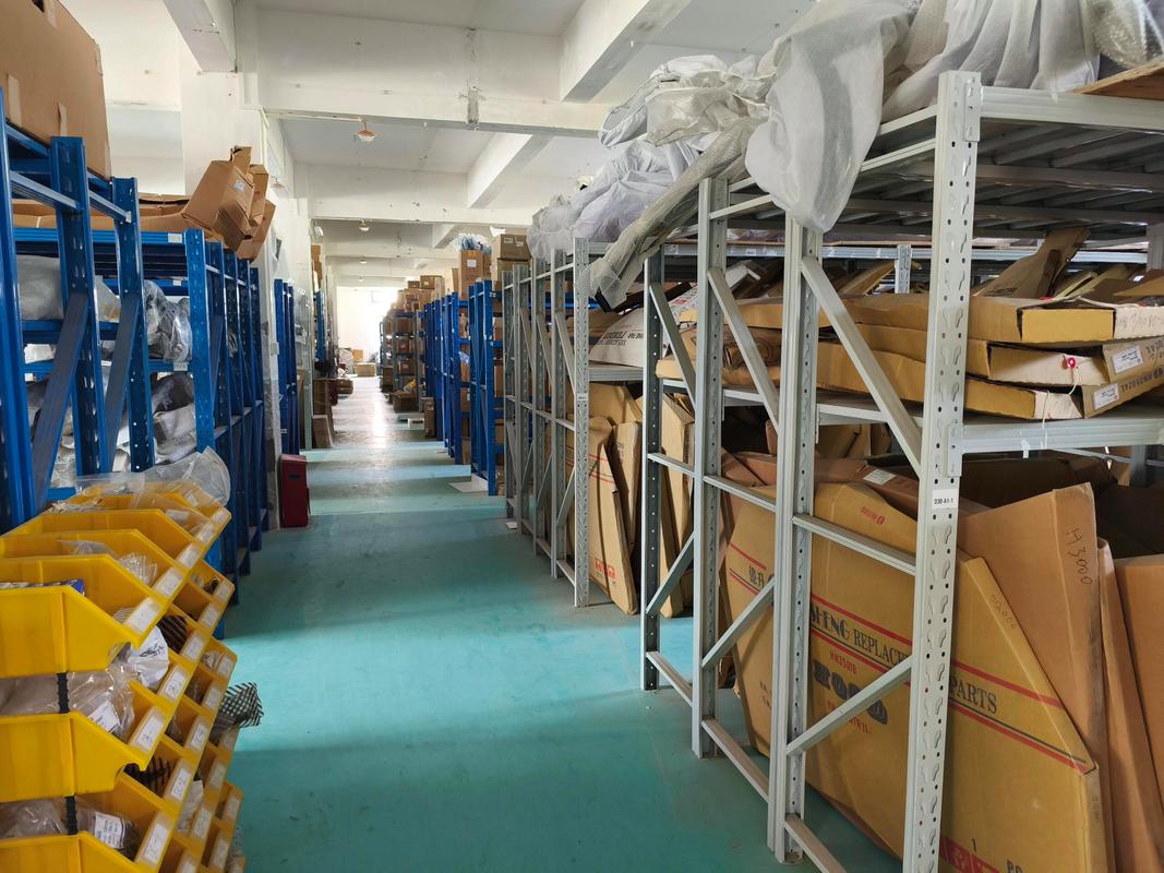 汽车零部件加工厂线边物料搬运暂存区实拍