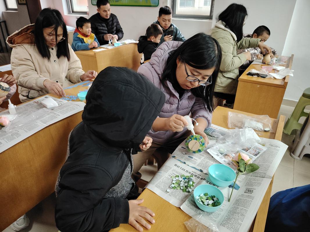 工业出身父母在父母成长社区做手工交流合影