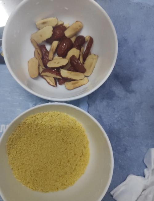 工厂宿舍小桌上电炖锅正在煮幼儿补铁辅食粥