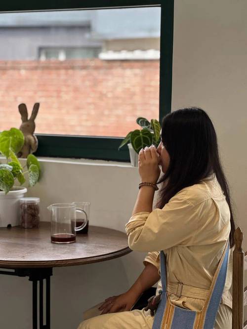 产后妈妈阳台独处喝咖啡实拍