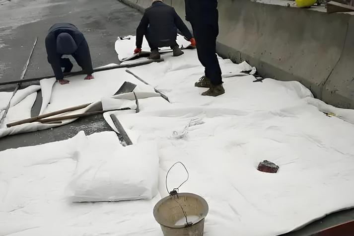 冬季家装施工水泥防冻剂添加现场