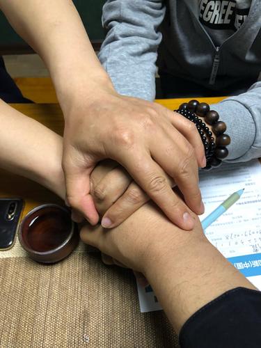 湿握柄上的冷暖撞在一起