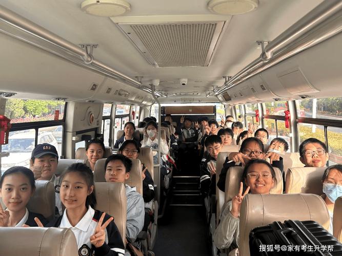 研学旅行学生在大巴车上无精打采