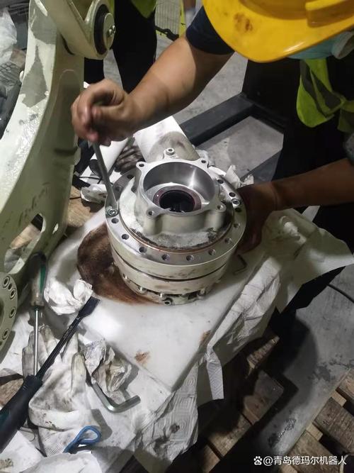 某工厂焊接机器人减速机漏油维修