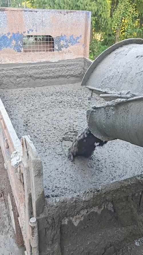 装修工地水泥河沙配比搅拌现场实拍