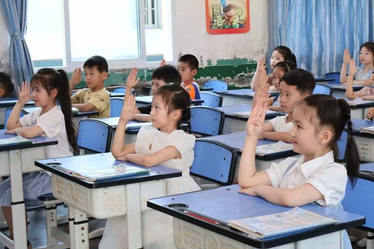 小学主题班会学生麻木端坐场面