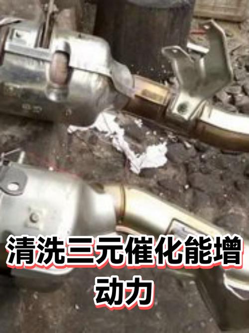 汽修师傅用强光手电检查汽车三元催化蜂窝孔隙透光性
