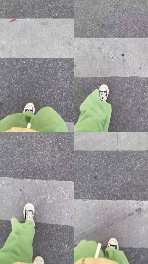 秋日清晨人行道上穿帆布鞋的行人步测轨迹
