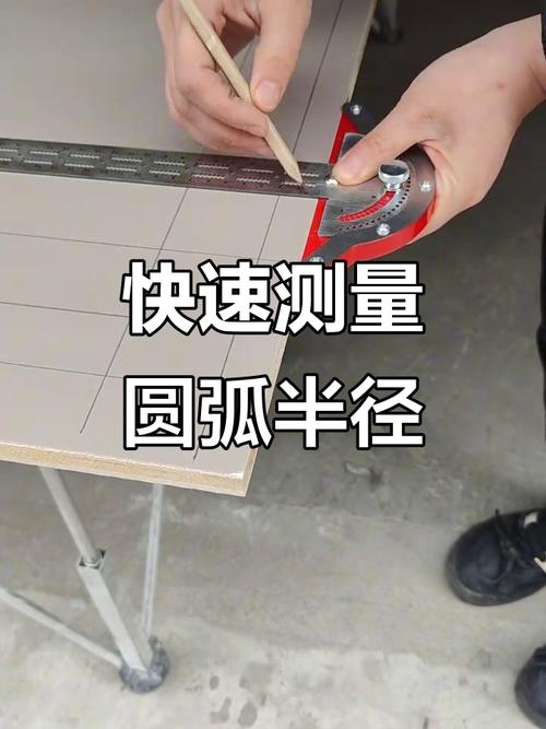 木工师傅测量拱门弧度使用水平仪