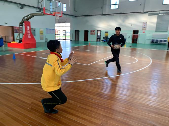小学五年级体育课练习双手胸前传球实拍