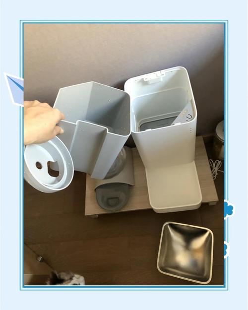 拆解开的自动喂食器内部积粮霉斑图